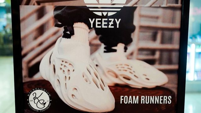 Adidas säljer ut sitt varulager av Yeezy-produkter efter Kanye West antisemitiska uttalanden. Foto: Seth Wenig