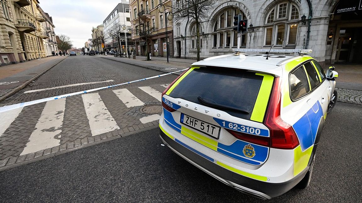 Polisbil spärrar av utanför skola i Kristianstad där elev gick till attack med kniv. Foto: Johan Nilsson/TT (arkivbild)