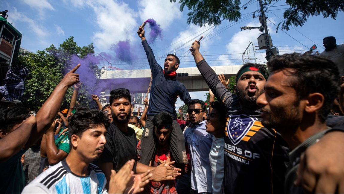 Demonstranter i Bangladesh firar när de nås av nyheten att premiärminister Sheikh Hasina avgår. Foto: RAJIB DHAR/AP/TT