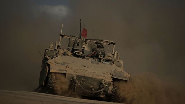 Bild på en israelisk stridsvagn som syntes vid gränsen mot Gaza på tisdagen. Foto: Leo Correa/AP/TT