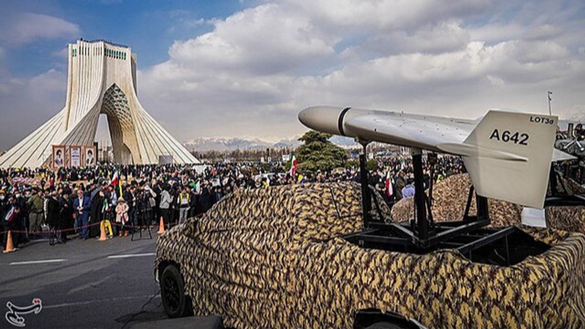 En Shahed-136-drönare på en pickupbil visas upp på den 44:e årsdagen av den islamiska revolutionen i Teheran, 11 februari 2023. Foto: Meghdad Madadi, https://creativecommons.org/licenses/by/4.0/