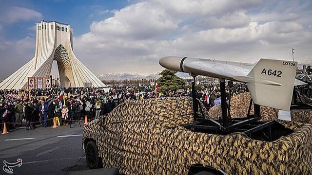 En Shahed-136-drönare på en pickupbil visas upp på den 44:e årsdagen av den islamiska revolutionen i Teheran, 11 februari 2023. Foto: Meghdad Madadi, https://creativecommons.org/licenses/by/4.0/ 