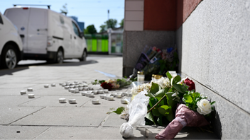 Blommor vid platsen där en ung man dödades under torsdagskvällen i Älvsjö. Foto: Henrik Montgomery/TT