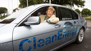 Centerpartisten Andreas Carlgren var miljöminister i Fredrik Reinfeldts regering och entusiastisk om vätgasbilar. Här provkör han 2007. Foto: Henrik Montgomery/TT