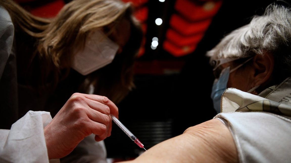 En man får en vaccindos. Arkivbild. Foto: Jean-Francois Badias/AP/TT.