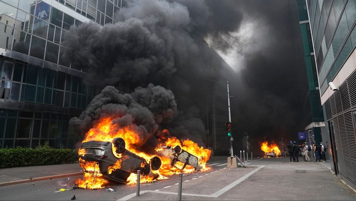 Bilar brinner efter en marsch för den skjutne 17-åringen, den 29 juni 2023 i Nanterre, utanför Paris. Foto: MICHEL EULER/AP/TT