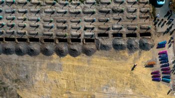 Det är inte dialog som har hållit raderna av mördade civila i Ukraina begränsade. Det som har stoppat ryssarna från att mörda fler är vapen. Foto: Emilio Morenatti/TT
