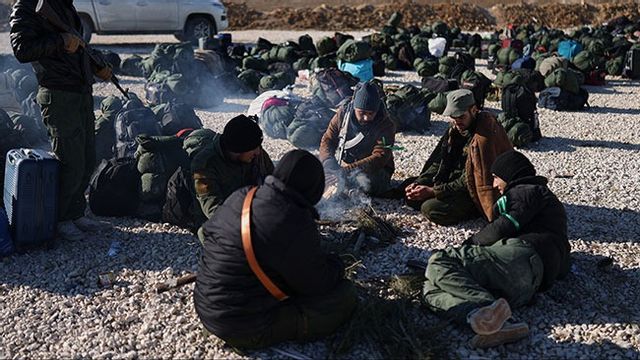 Syriska regeringsstyrkor vid Al-Hol-lägret i nordöstra Syrien på onsdagen. Bild: AP Photo/Ghaith Alsayed