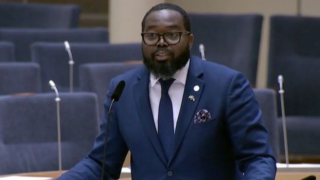  Malcolm Momodou Jallow (V). Foto: Fakismil / Sveriges Riksdag