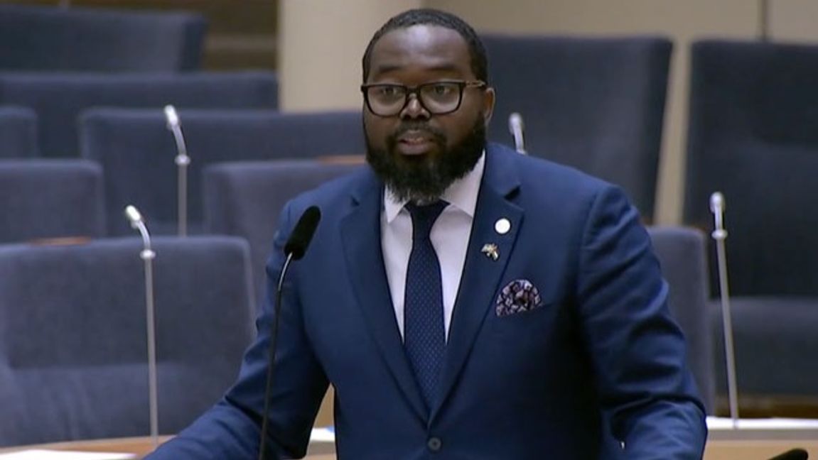 Malcolm Momodou Jallow (V). Foto: Fakismil / Sveriges Riksdag