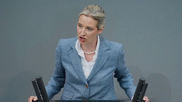 AfD:s partiledare  Alice Weidel talar i Tysklands federala parlament. Bild: AP Photo/Ebrahim Noroozi