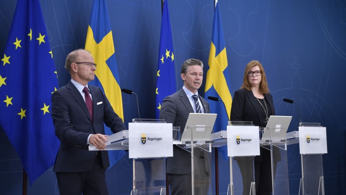 Försvarsminister Pål Jonson (M), Mikael Oscarsson (KD) och Anna Starbrink (L) under en pressträff om stöd till Ukraina. Foto: Mikaela Landeström / TT