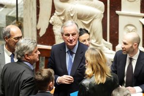 Michel Barnier (mitten) sitter kvar som Frankrikes premiärminister tills en ny regering är på plats. Förra veckan förlorade han ett misstroendevotum som oppositionsflankerna drev mot honom. Foto: Michel Euler/AP/TT