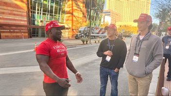 Christopher ”Topher” Townsend är en svart artist och influencer som firar Trumps valseger i Phoenix. Här med några fans utanför konventscentret i Phoenix. Foto: Pelle Zackrisson