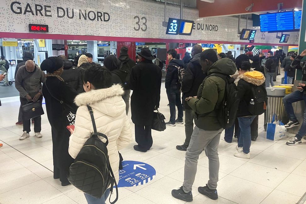 Väntande passagerare på Gare du Nord i Paris på fredagen. Foto: Samuel Petrequin/AP/TT