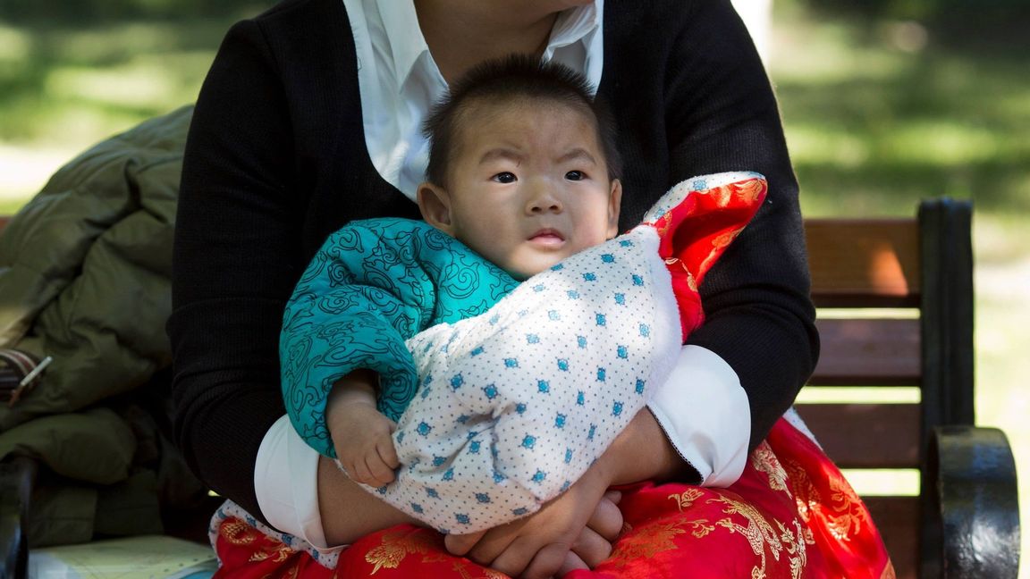 Kina vill ha fler småttingar. Men hur? Arkivbild från en park i Peking. Foto: AP/TT.