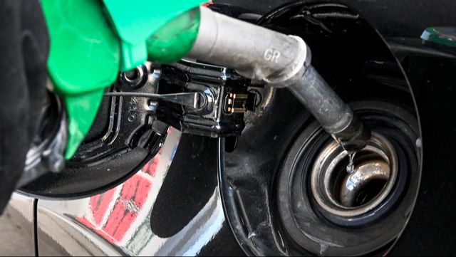 Nu är det billigare att fylla tanken. Arkivbild. Foto: Janerik Henriksson/TT