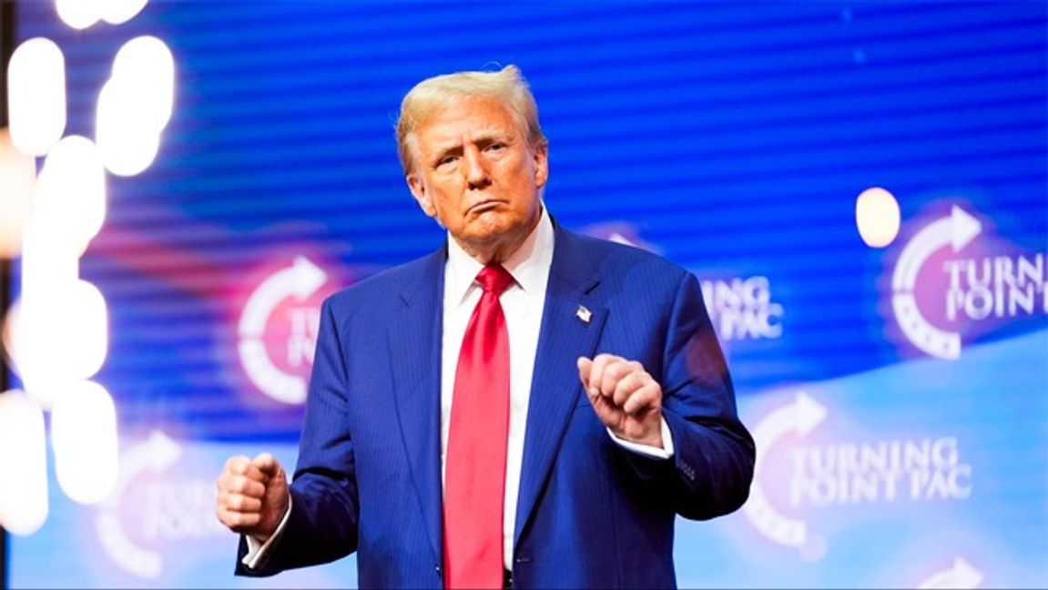 Donald Trump dansar under ett kampanjrally med Turning Point USA. Foto: Alex Brandon/AP