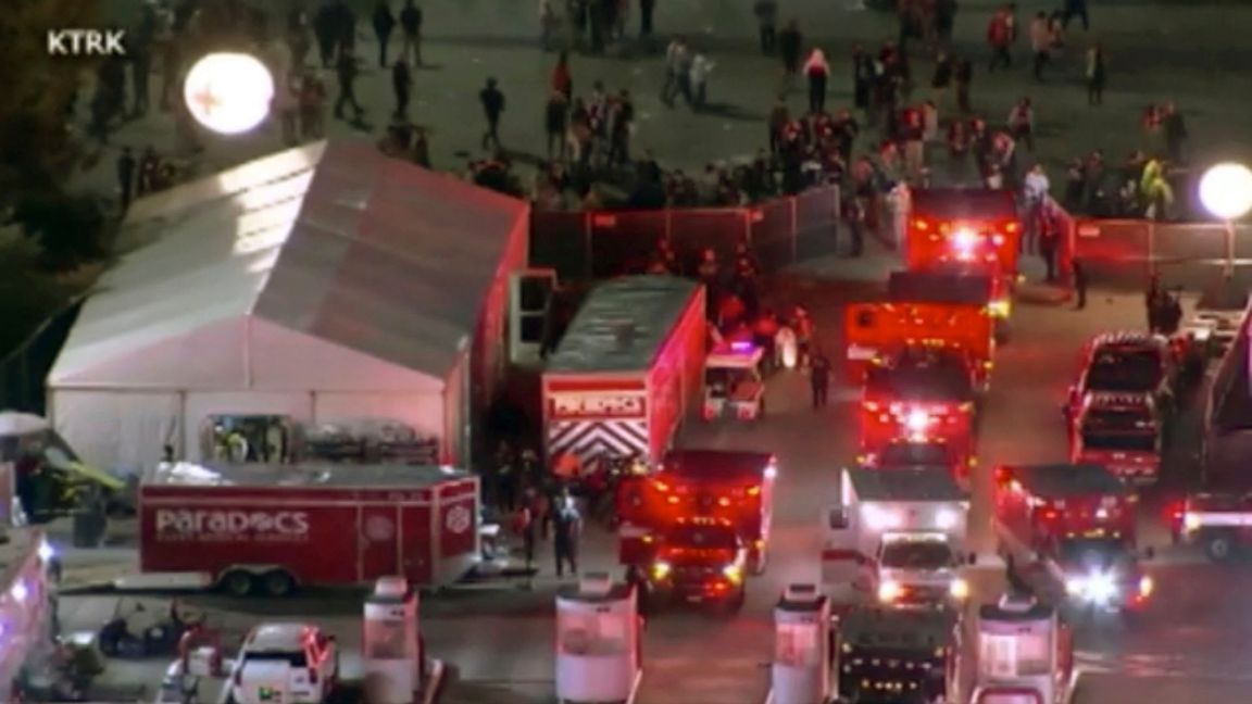 Räddningspersonal på plats efter fredagskvällens publikkatastrof på Astroworld. Foto: KTRK/AP/TT.