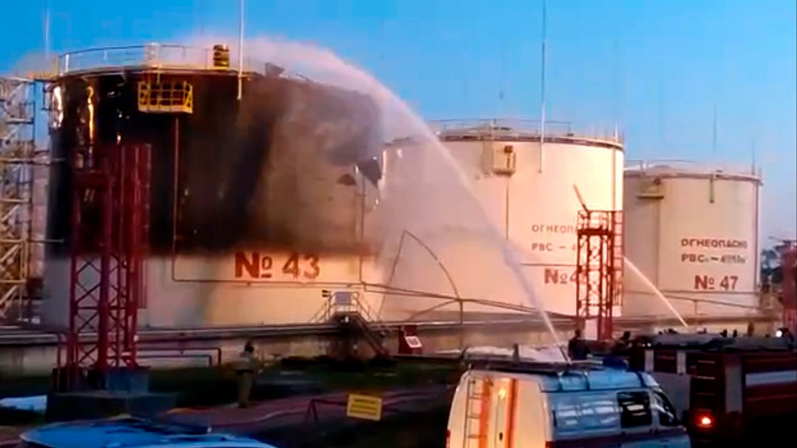Foto från Krasnodarregionens guvernör Veniamin Kondratyev på släckningsarbetet på Ilskyj-oljeraffinaderikomplexet i Krasnodarregionen i södra Ryssland den 4 maj 2023 efter att fyra drönare angripit det. Efter detta har ryska myndigheter varit betydligt mer sparsamma att själva delge bilder efter drönarattacker. Foto: Krasnodarregionens guvernör Veniamin Kondratyevs telegramkanal via AP