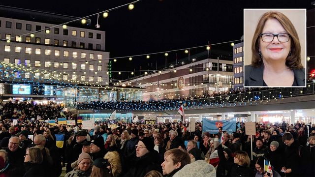 Lotta Johnsson Fornarve buades ut vid sitt tal under en fredsdemonstration i Stockholm under onsdagen. Foto: Tomas Hedlund och Melker Dahlstrand