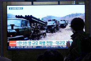 Bilder på nordkoreanska soldater i ett nyhehtsprogram som sänts i Sydkorea. Arkivbild. Ahn Young-joon/AP/TT