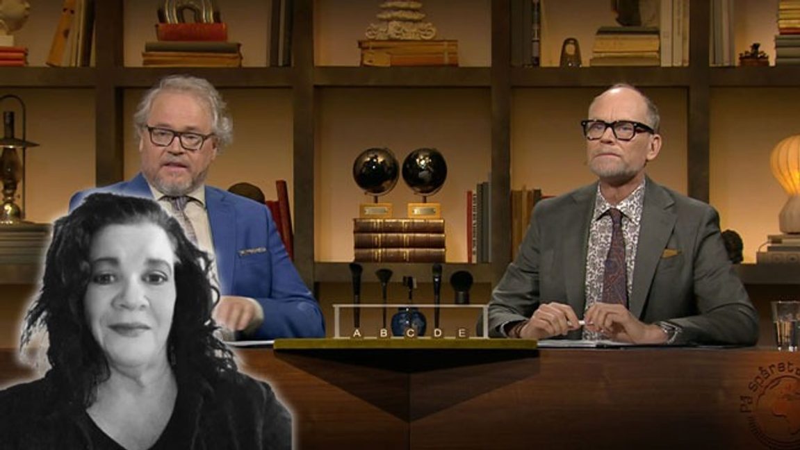 Bitte Assarmo. I bakgrunden SVT:s På spåret, där domaren Fredrik Lindström kallade 1800-talets utvandrare för flyktingar. Foto: Privat/Skärmdump SVT