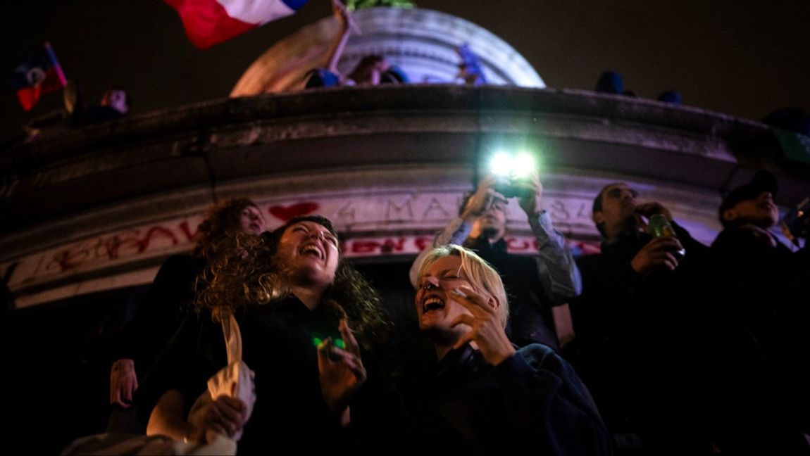 Människor firar vid Place de la République i centrala Paris. Foto: LOUISE DELMOTTE/AP/TT