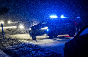 Flera olyckor har inträffat på vägarna. På bilden en polisbil som är på plats efter en olycka söder om Landskrona på onsdagskvällen. Foto: Johan Nilsson/TT