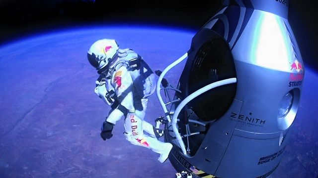 Felix Baumgartner hoppar ut från 39 kilometers höjd. Foto: AP/TT
