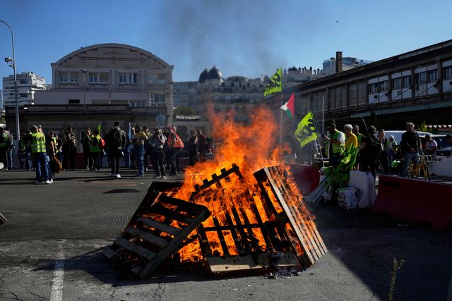 En av många demonstrationer i Frankrike i dag vid tågstationen Gare de Lyon i Paris. Foto: Michel Euler/AP/TT