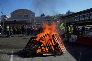 En av många demonstrationer i Frankrike i dag vid tågstationen Gare de Lyon i Paris. Foto: Michel Euler/AP/TT