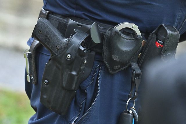 En polis blir varnad efter att ha skjutit sig själv i benet vid en övning. Arkivbild. Claudio Bresciani/TT