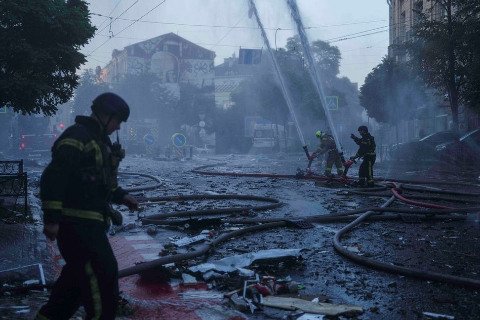 Omfattande ryska attacker med drönare och robotar har skadat många bostadshus i Ukraina, här i huvudstaden Kiev den 10 juli.  Evgeniy Maloletka/AP/TT