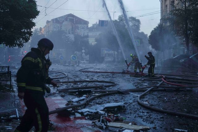 Omfattande ryska attacker med drönare och robotar har skadat många bostadshus i Ukraina, här i huvudstaden Kiev den 10 juli. Evgeniy Maloletka/AP/TT