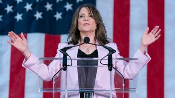 Marianne Williamson hoppar av sin kandidatur för att bli vald till Demokraternas presidentkandidat. Arkivbild. Foto: JOSE LUIS MAGANA/AP/TT