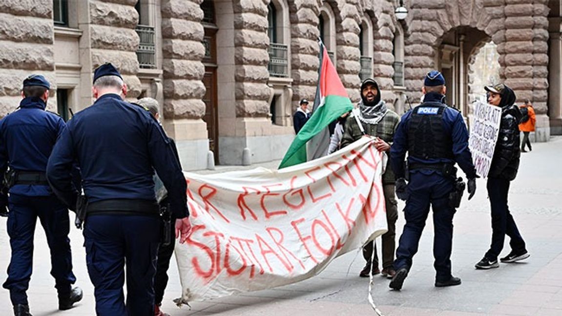 Polis motar bort demonstranter från Riksgatan i april. Bild: Anders Wiklund / TT
