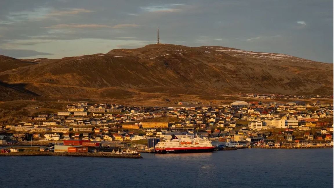 Nordnorge är kriminella svenskars nya investeringsmarknad. Hammerfest med Hurtigruten vid kajen. Foto: Fredrik Varfjell/NTB/TT