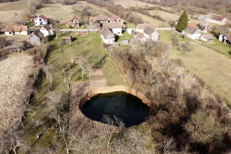 Kroatiska bybor fruktar att deras hem ska slukas av marken. Bild från i mars. Foto: Darko Bandic/AP/TT.