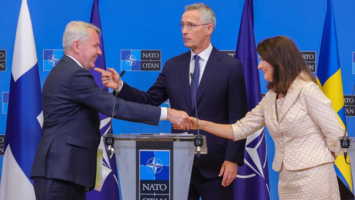 Finlands utrikesminister Pekka Haavisto, Natos generalsekreterare Jens Stoltenberg och Sveriges utrikesminister Ann Linde. Foto: Olivier Matthys/AP/TT