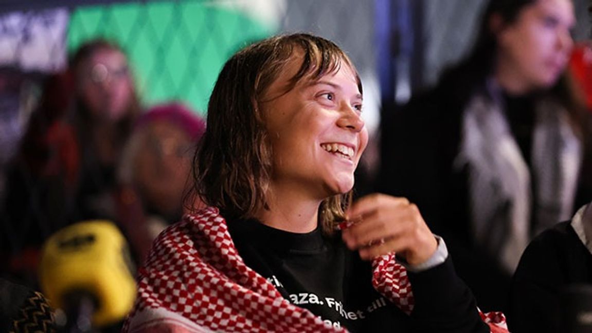 Greta Thunberg och aktivister från Global Sumud Flotilla håller pressträff på Sergels torg i Stockholm. Bild: Caisa Rasmussen / TT
