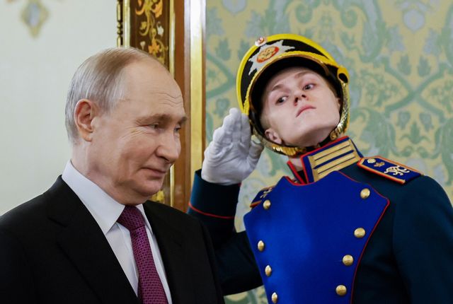 Rysslands president Vladimir Putin på väg till presskonferens med Belarus ledare Aleksandr Lukasjenko. Maxim/Pool via AP/ Shemetov