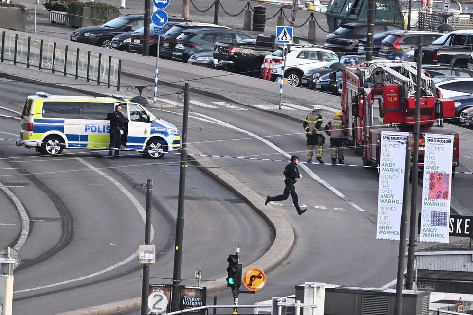 Polisen spärrade av ett område i Gamla stan i Stockholm när en handgranat hittades på en cykelbana. Arkivbild. Claudio Bresciani/TT
