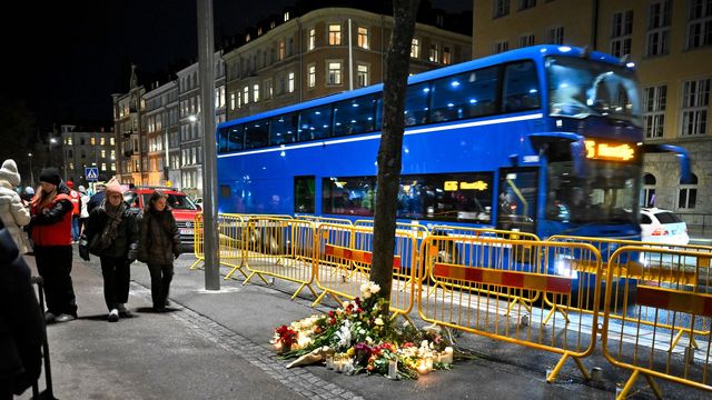Bild på minnesplatsen efter bussolyckan i Stockholm där tre personer dog. Foto: Claudio Bresciani/TT