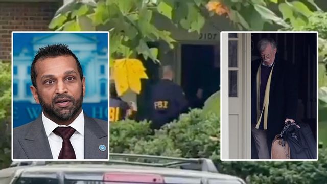 Kash Patel till vänster. John Bolton till höger. I bakgrunden bilder från razzian i Boltons hem. Foto: AP/Fox News