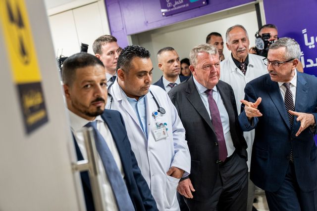 Danmarks utrikesminister Lars Løkke Rasmussen besöker det palestinska sjukhuset Istishari i Ramallah på ockuperade Västbanken tidigare i september. Danmark ingår i den grupp länder som nu erbjuder stöd till patienter från Gaza. Foto: Ida Marie Odgaard/Ritzau Scanpix/TT