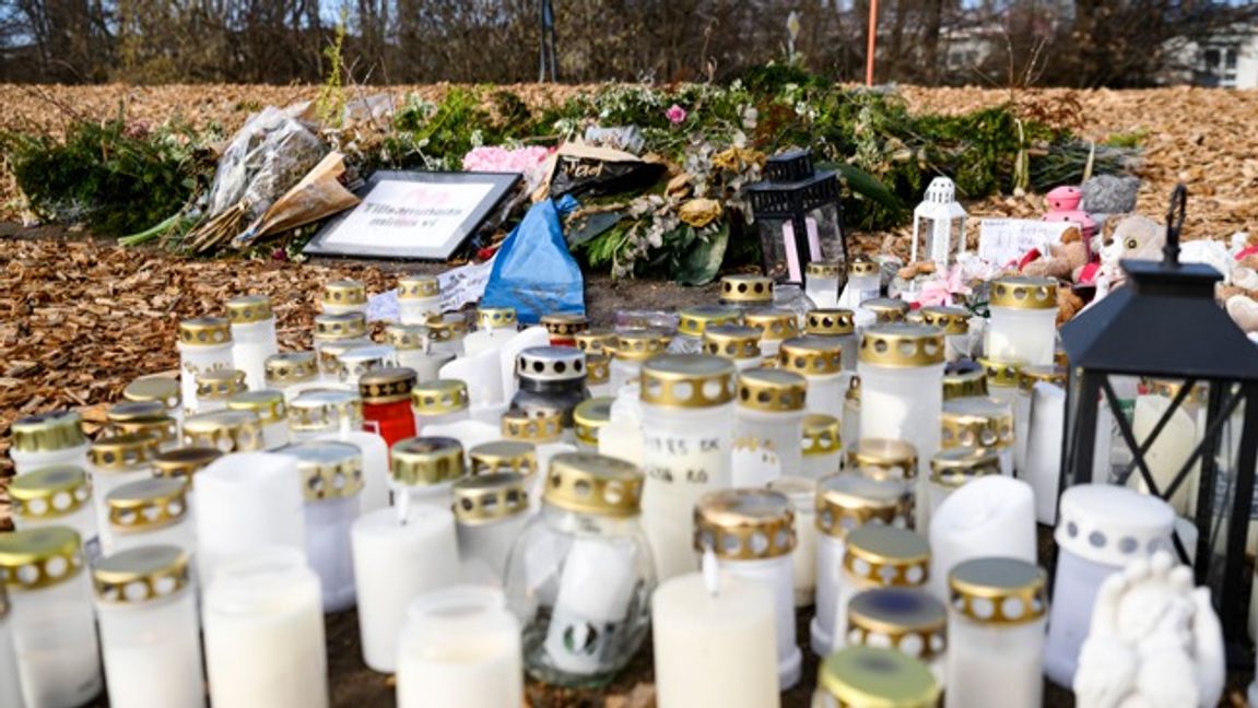 Ljus och blommor vid minnesplatsen utanför Risbergska skolan i Örebro. Foto: Oscar Olsson/TT.