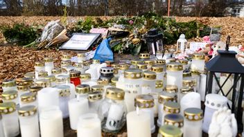 Ljus och blommor vid minnesplatsen utanför Risbergska skolan i Örebro. Foto: Oscar Olsson/TT.