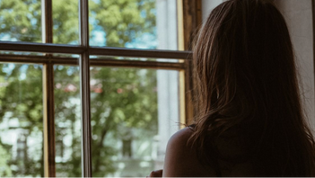 Genrebild. Unga kvinnor uppmuntras att sätta gränser – men sällan i intima situationer, menar Nina Hamilton. Foto: Pexels