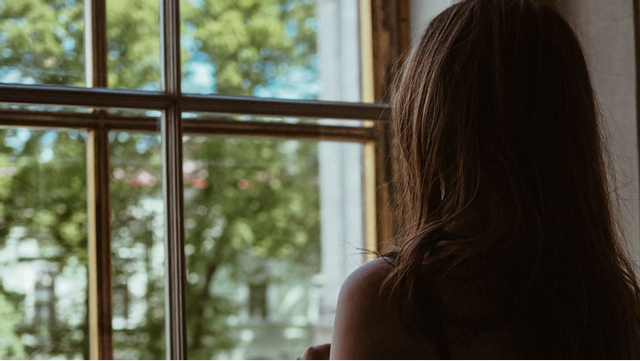 Genrebild. Unga kvinnor uppmuntras att sätta gränser – men sällan i intima situationer, menar Nina Hamilton. Foto: Pexels